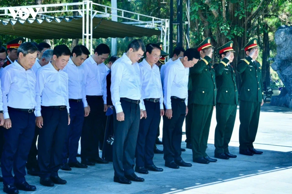 Thủ tướng Lê Minh Hưng dâng hương tại các khu di tích lịch sử tỉnh Quảng Trị Thủ tướng Lê Minh Hưng dâng hương tại các khu di tích lịch sử tỉnh Quảng Trị