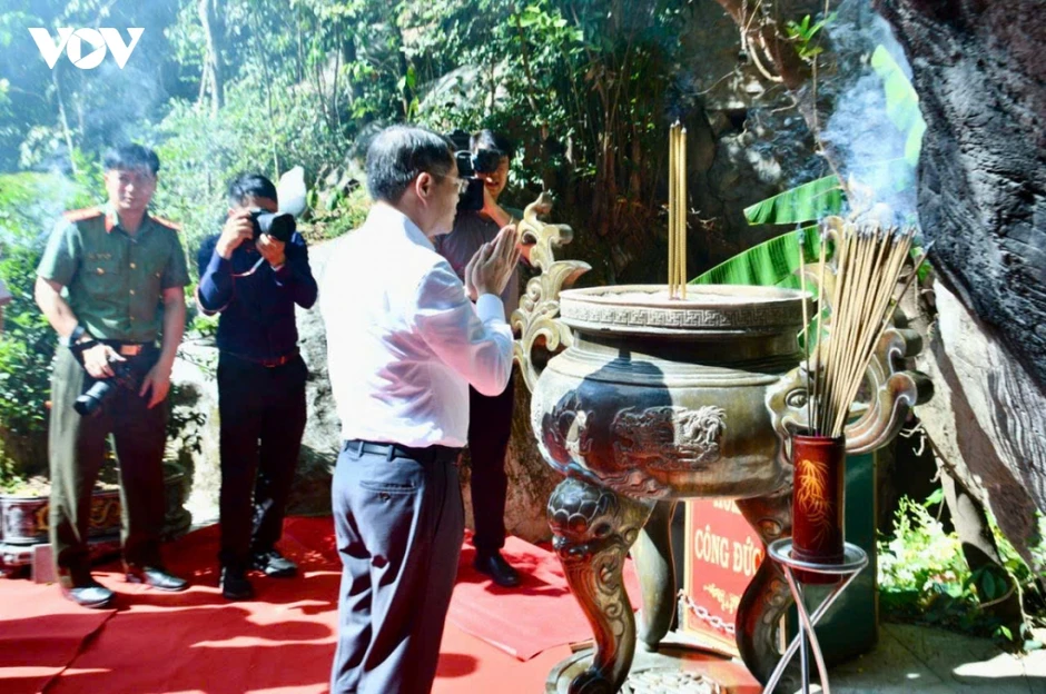 Thủ tướng Lê Minh Hưng dâng hương tại các khu di tích lịch sử tỉnh Quảng Trị Thủ tướng Lê Minh Hưng dâng hương tại các khu di tích lịch sử tỉnh Quảng Trị