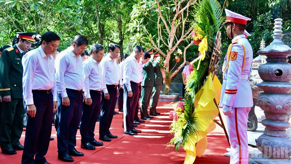 Thủ tướng Lê Minh Hưng dâng hương tại Di tích quốc gia đặc biệt hang Tám Cô Thủ tướng Lê Minh Hưng dâng hương tại Di tích quốc gia đặc biệt hang Tám Cô