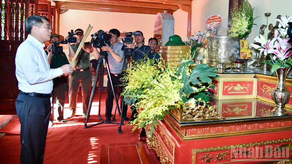 Thủ tướng Lê Minh Hưng dâng hương tại Di tích quốc gia đặc biệt hang Tám Cô Thủ tướng Lê Minh Hưng dâng hương tại Di tích quốc gia đặc biệt hang Tám Cô