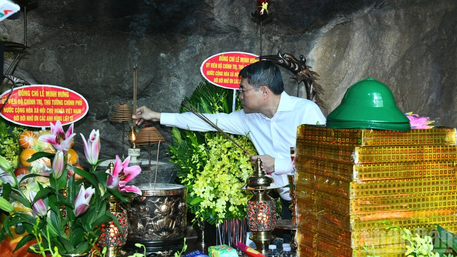 Thủ tướng Lê Minh Hưng dâng hương tại Di tích quốc gia đặc biệt hang Tám Cô Thủ tướng Lê Minh Hưng dâng hương tại Di tích quốc gia đặc biệt hang Tám Cô
