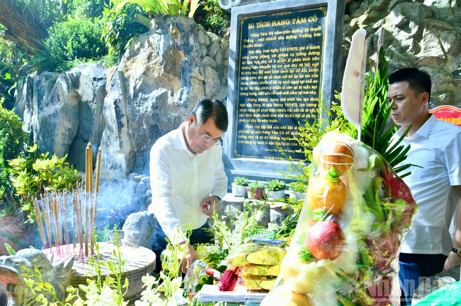 Thủ tướng Lê Minh Hưng dâng hương tại Di tích quốc gia đặc biệt hang Tám Cô Thủ tướng Lê Minh Hưng dâng hương tại Di tích quốc gia đặc biệt hang Tám Cô