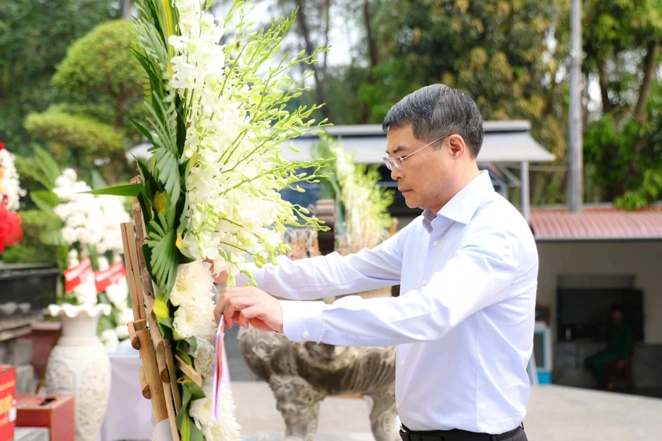 Thủ tướng Lê Minh Hưng dâng hương tại Khu di tích Ngã ba Đồng Lộc Thủ tướng Lê Minh Hưng dâng hương tại Khu di tích Ngã ba Đồng Lộc