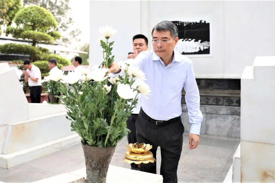 Thủ tướng Lê Minh Hưng dâng hương tại Khu di tích Ngã ba Đồng Lộc Thủ tướng Lê Minh Hưng dâng hương tại Khu di tích Ngã ba Đồng Lộc