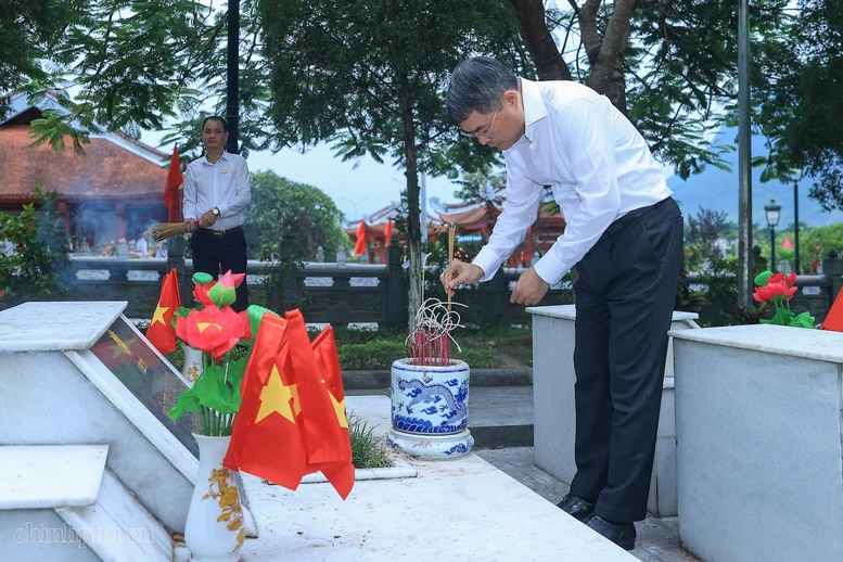 Thủ tướng Lê Minh Hưng dâng hương tại Nghĩa trang liệt sĩ quốc gia Vị Xuyên (Tuyên Quang) Thủ tướng Lê Minh Hưng dâng hương tại Nghĩa trang liệt sĩ quốc gia Vị Xuyên (Tuyên Quang)