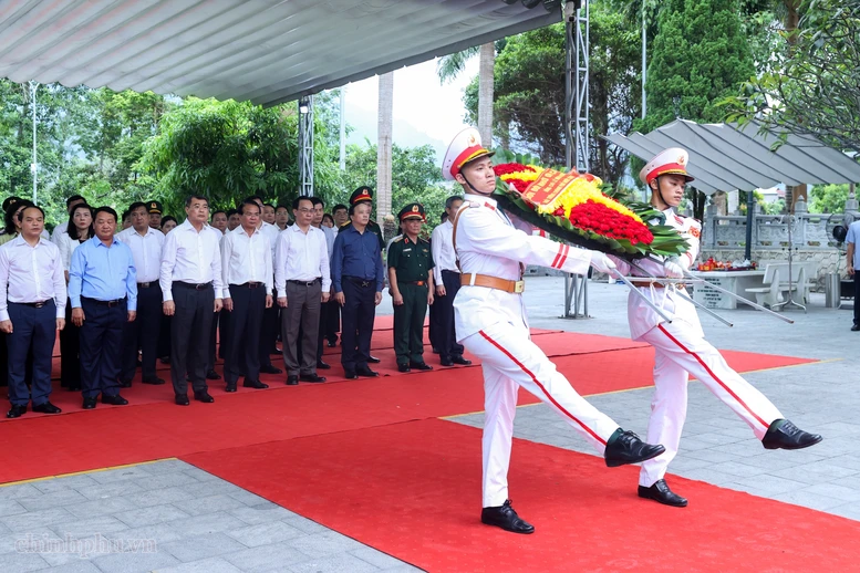 Thủ tướng Lê Minh Hưng dâng hương tại Nghĩa trang liệt sĩ quốc gia Vị Xuyên (Tuyên Quang) Thủ tướng Lê Minh Hưng dâng hương tại Nghĩa trang liệt sĩ quốc gia Vị Xuyên (Tuyên Quang)