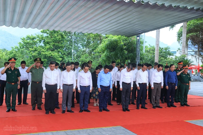 Thủ tướng Lê Minh Hưng dâng hương tại Nghĩa trang liệt sĩ quốc gia Vị Xuyên (Tuyên Quang) Thủ tướng Lê Minh Hưng dâng hương tại Nghĩa trang liệt sĩ quốc gia Vị Xuyên (Tuyên Quang)