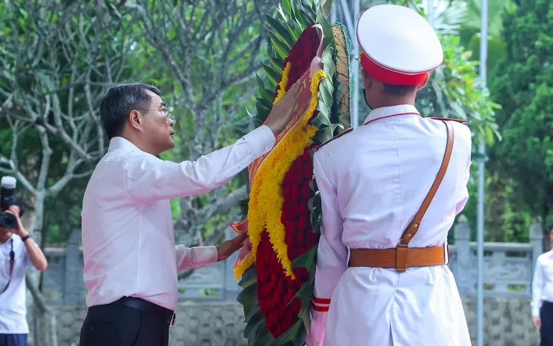 Thủ tướng Lê Minh Hưng dâng hương tại Nghĩa trang liệt sĩ quốc gia Vị Xuyên (Tuyên Quang) Thủ tướng Lê Minh Hưng dâng hương tại Nghĩa trang liệt sĩ quốc gia Vị Xuyên (Tuyên Quang)