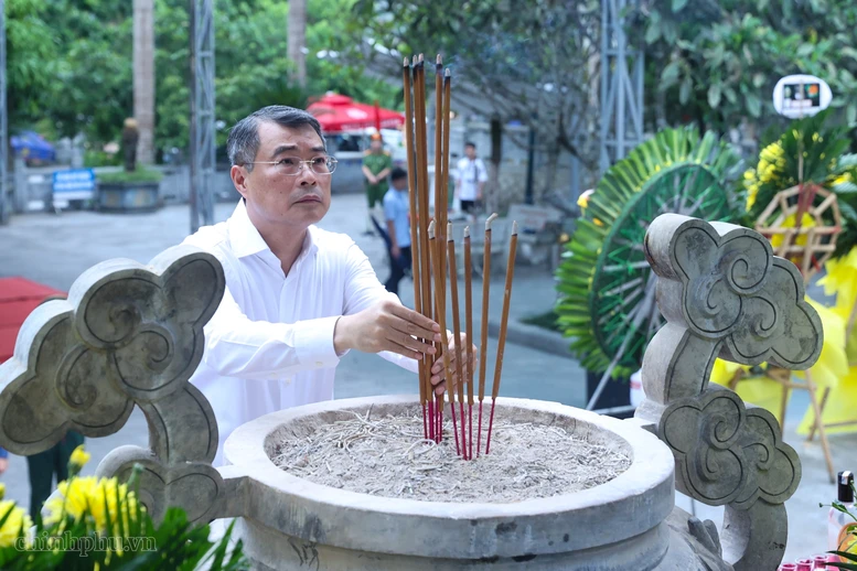 Thủ tướng Lê Minh Hưng dâng hương tại Nghĩa trang liệt sĩ quốc gia Vị Xuyên (Tuyên Quang) Thủ tướng Lê Minh Hưng dâng hương tại Nghĩa trang liệt sĩ quốc gia Vị Xuyên (Tuyên Quang)