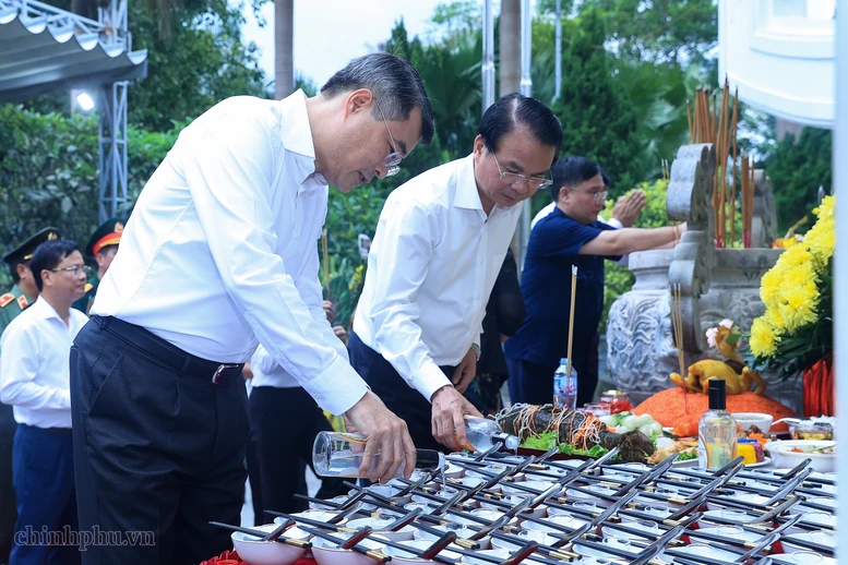 Thủ tướng Lê Minh Hưng dâng hương tại Nghĩa trang liệt sĩ quốc gia Vị Xuyên (Tuyên Quang) Thủ tướng Lê Minh Hưng dâng hương tại Nghĩa trang liệt sĩ quốc gia Vị Xuyên (Tuyên Quang)