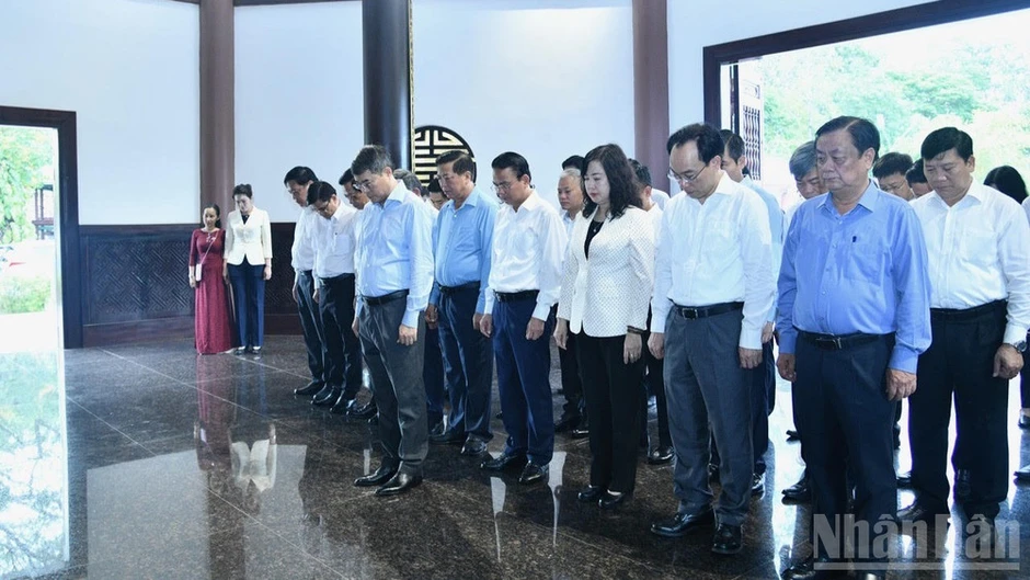 Thủ tướng Lê Minh Hưng dâng hương, viếng Mộ Cụ Phó bảng Nguyễn Sinh Sắc