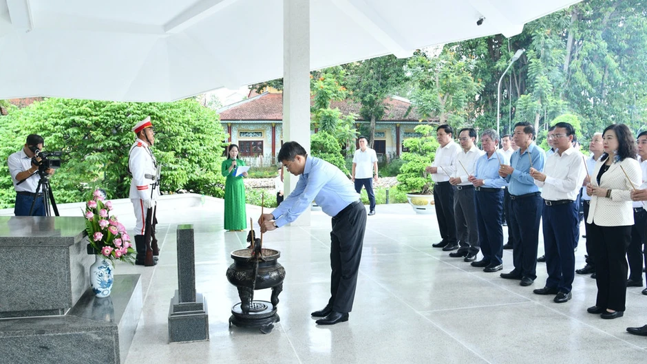Thủ tướng Lê Minh Hưng dâng hương, viếng Mộ Cụ Phó bảng Nguyễn Sinh Sắc