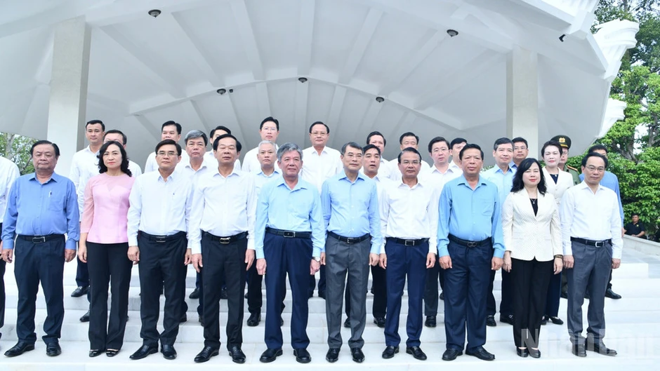 Thủ tướng Lê Minh Hưng dâng hương, viếng Mộ Cụ Phó bảng Nguyễn Sinh Sắc