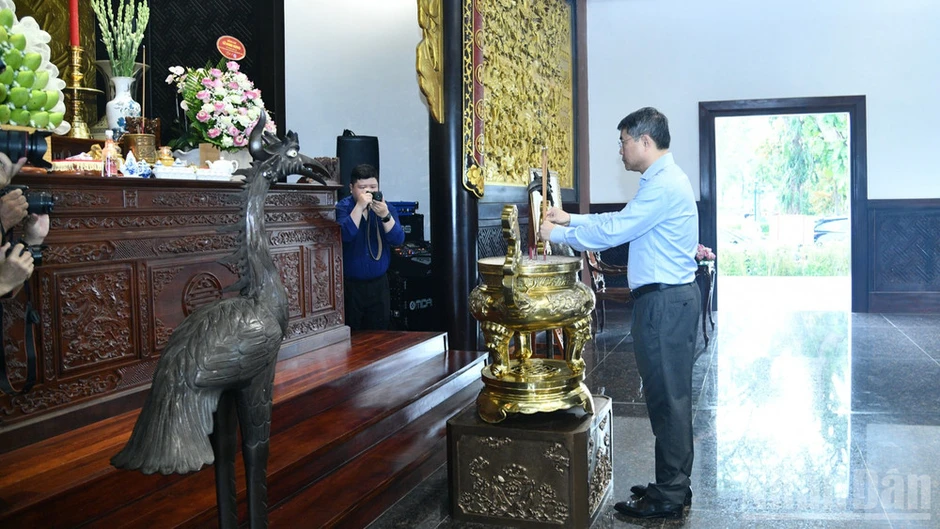 Thủ tướng Lê Minh Hưng dâng hương, viếng Mộ Cụ Phó bảng Nguyễn Sinh Sắc