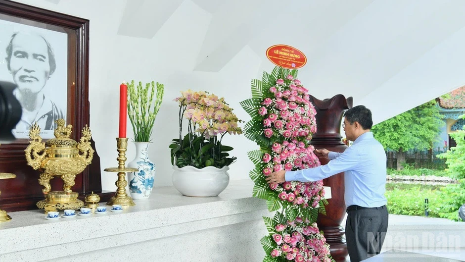 Thủ tướng Lê Minh Hưng dâng hương, viếng Mộ Cụ Phó bảng Nguyễn Sinh Sắc