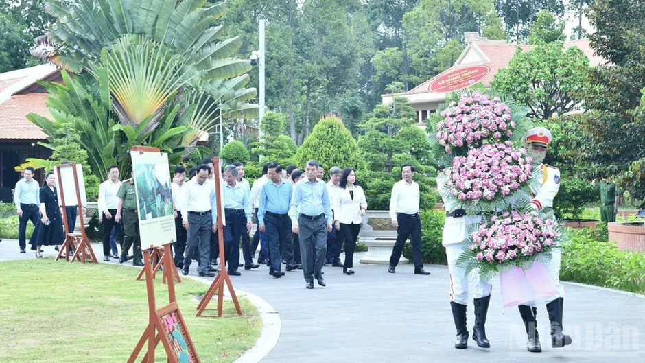 Thủ tướng Lê Minh Hưng dâng hương, viếng Mộ Cụ Phó bảng Nguyễn Sinh Sắc
