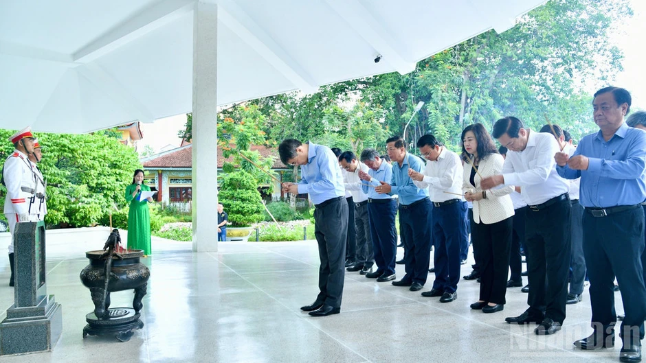 Thủ tướng Lê Minh Hưng dâng hương, viếng Mộ Cụ Phó bảng Nguyễn Sinh Sắc