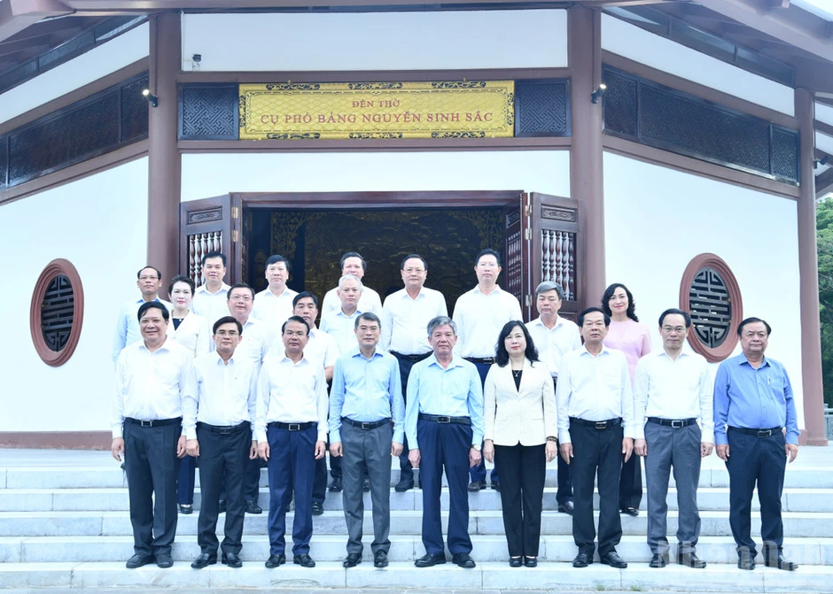 Thủ tướng Lê Minh Hưng dâng hương, viếng Mộ Cụ Phó bảng Nguyễn Sinh Sắc
