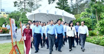 Thủ tướng Lê Minh Hưng dâng hương, viếng Mộ Cụ Phó bảng Nguyễn Sinh Sắc