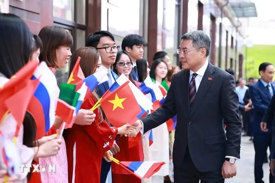 Thủ tướng Lê Minh Hưng đến Kazan dự Hội nghị Cấp cao kỷ niệm 35 năm quan hệ ASEAN-Nga Thủ tướng Lê Minh Hưng đến Kazan dự Hội nghị Cấp cao kỷ niệm 35 năm quan hệ ASEAN-Nga