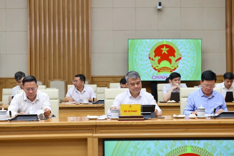 Thủ tướng Lê Minh Hưng: Đổi mới tư duy xây dựng và thi hành pháp luật là đặc biệt quan trọng Thủ tướng Lê Minh Hưng: Đổi mới tư duy xây dựng và thi hành pháp luật là đặc biệt quan trọng