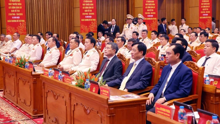Thủ tướng Lê Minh Hưng dự kỷ niệm 80 năm truyền thống Lực lượng Cảnh sát Quản lý hành chính về trật tự xã hội Thủ tướng Lê Minh Hưng dự kỷ niệm 80 năm truyền thống Lực lượng Cảnh sát Quản lý hành chính về trật tự xã hội