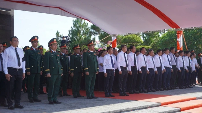 Thủ tướng Lê Minh Hưng dự lễ truy điệu, an táng hài cốt liệt sĩ tại Quảng Trị Thủ tướng Lê Minh Hưng dự lễ truy điệu, an táng hài cốt liệt sĩ tại Quảng Trị