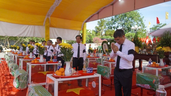 Thủ tướng Lê Minh Hưng dự lễ truy điệu, an táng hài cốt liệt sĩ tại Quảng Trị Thủ tướng Lê Minh Hưng dự lễ truy điệu, an táng hài cốt liệt sĩ tại Quảng Trị