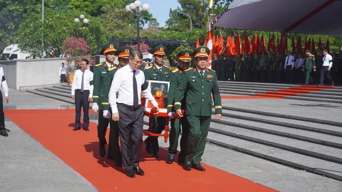 Thủ tướng Lê Minh Hưng dự lễ truy điệu, an táng hài cốt liệt sĩ tại Quảng Trị Thủ tướng Lê Minh Hưng dự lễ truy điệu, an táng hài cốt liệt sĩ tại Quảng Trị