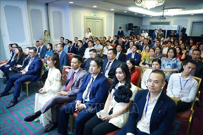 Thủ tướng Lê Minh Hưng gặp cộng đồng người Việt Nam tại Nga Thủ tướng Lê Minh Hưng gặp cộng đồng người Việt Nam tại Nga