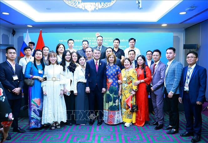 Thủ tướng Lê Minh Hưng gặp cộng đồng người Việt Nam tại Nga Thủ tướng Lê Minh Hưng gặp cộng đồng người Việt Nam tại Nga