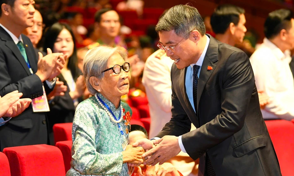 Thủ tướng Lê Minh Hưng gặp mặt, tri ân người có công với cách mạng Thủ tướng Lê Minh Hưng gặp mặt, tri ân người có công với cách mạng