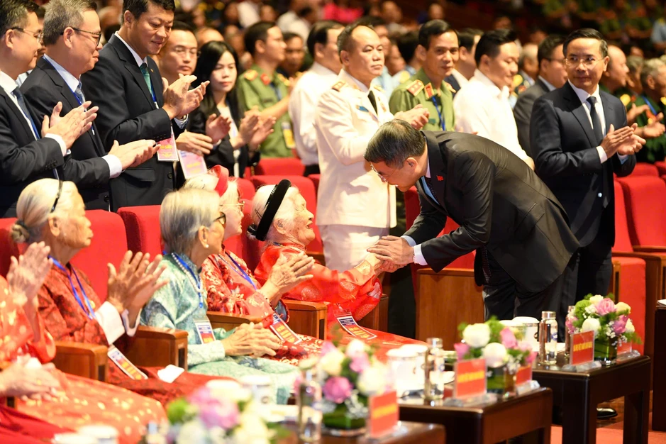 Thủ tướng Lê Minh Hưng gặp mặt, tri ân người có công với cách mạng Thủ tướng Lê Minh Hưng gặp mặt, tri ân người có công với cách mạng