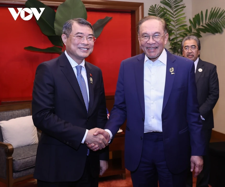 Thủ tướng Lê Minh Hưng gặp Thủ tướng Malaysia Anwar Ibrahim Thủ tướng Lê Minh Hưng gặp Thủ tướng Malaysia Anwar Ibrahim