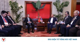 Thủ tướng Lê Minh Hưng gặp Thủ tướng Malaysia Anwar Ibrahim
