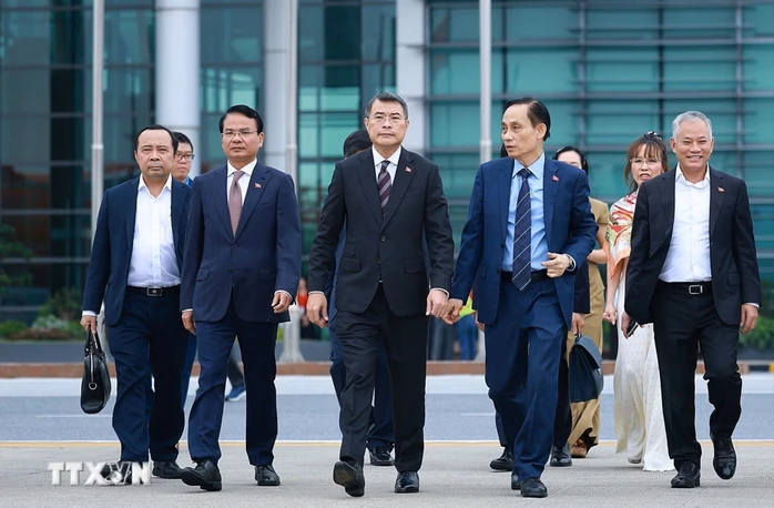 Thủ tướng Lê Minh Hưng lên đường công tác tại Nga Thủ tướng Lê Minh Hưng lên đường công tác tại Nga