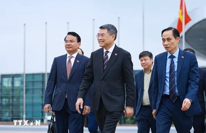 Thủ tướng Lê Minh Hưng lên đường công tác tại Nga Thủ tướng Lê Minh Hưng lên đường công tác tại Nga