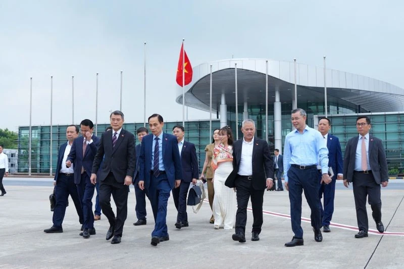 Thủ tướng Lê Minh Hưng lên đường dự Hội nghị Cấp cao ASEAN-Nga trên chuyến bay thương mại Vietjet Thủ tướng Lê Minh Hưng lên đường dự Hội nghị Cấp cao ASEAN-Nga trên chuyến bay thương mại Vietjet