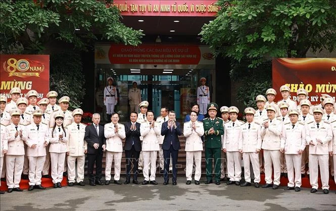 Thủ tướng Lê Minh Hưng: Tên gọi "Cảnh sát hình sự" mãi là niềm tin cậy của Nhân dân Thủ tướng Lê Minh Hưng: Tên gọi "Cảnh sát hình sự" mãi là niềm tin cậy của Nhân dân