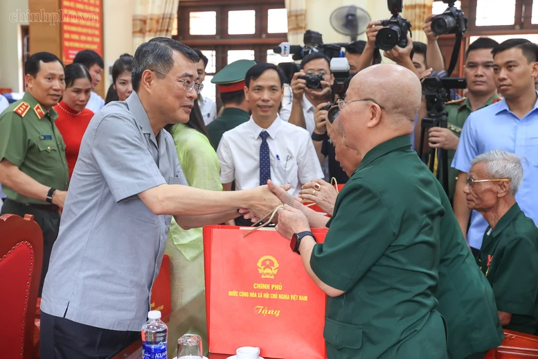 Thủ tướng Lê Minh Hưng thăm, tặng quà các thương binh, bệnh binh tại Ninh Bình Thủ tướng Lê Minh Hưng thăm, tặng quà các thương binh, bệnh binh tại Ninh Bình