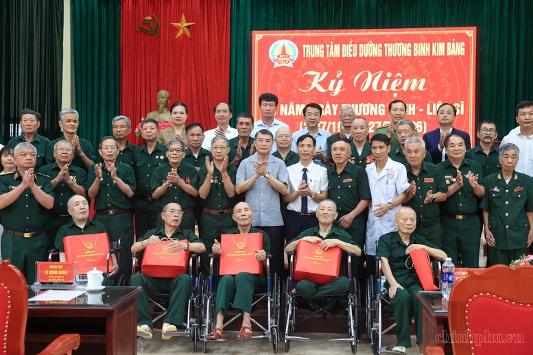 Thủ tướng Lê Minh Hưng thăm, tặng quà các thương binh, bệnh binh tại Ninh Bình Thủ tướng Lê Minh Hưng thăm, tặng quà các thương binh, bệnh binh tại Ninh Bình