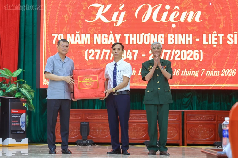 Thủ tướng Lê Minh Hưng thăm, tặng quà các thương binh, bệnh binh tại Ninh Bình Thủ tướng Lê Minh Hưng thăm, tặng quà các thương binh, bệnh binh tại Ninh Bình