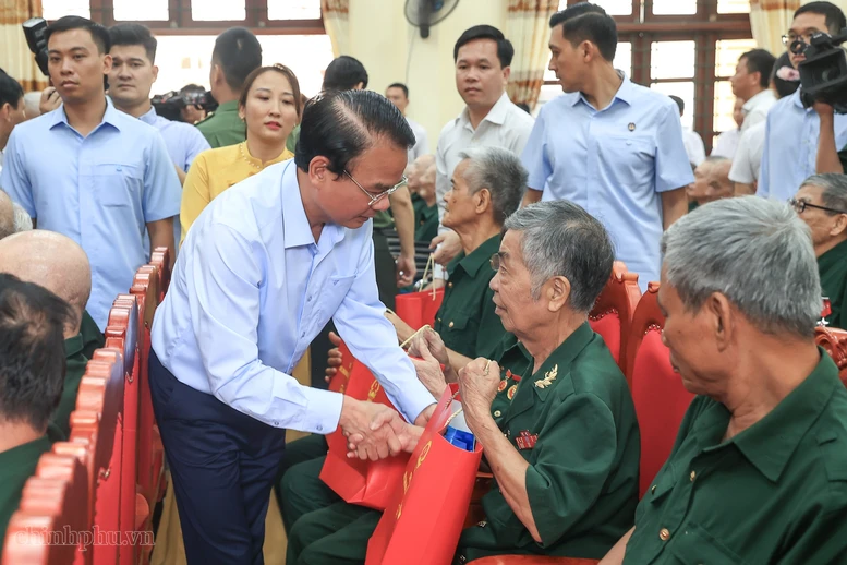 Thủ tướng Lê Minh Hưng thăm, tặng quà các thương binh, bệnh binh tại Ninh Bình Thủ tướng Lê Minh Hưng thăm, tặng quà các thương binh, bệnh binh tại Ninh Bình