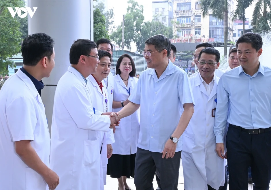 Thủ tướng Lê Minh Hưng thăm, tặng quà Trung thu cho bệnh nhi tại Bệnh viện K