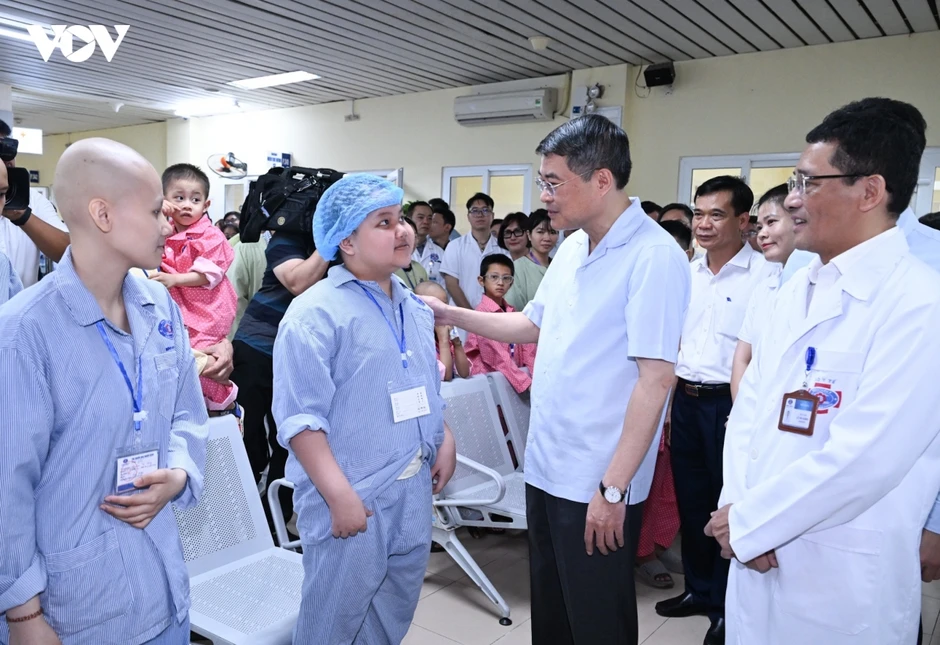 Thủ tướng Lê Minh Hưng thăm, tặng quà Trung thu cho bệnh nhi tại Bệnh viện K