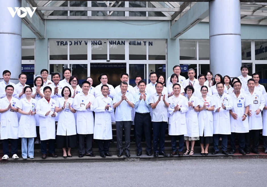 Thủ tướng Lê Minh Hưng thăm, tặng quà Trung thu cho bệnh nhi tại Bệnh viện K