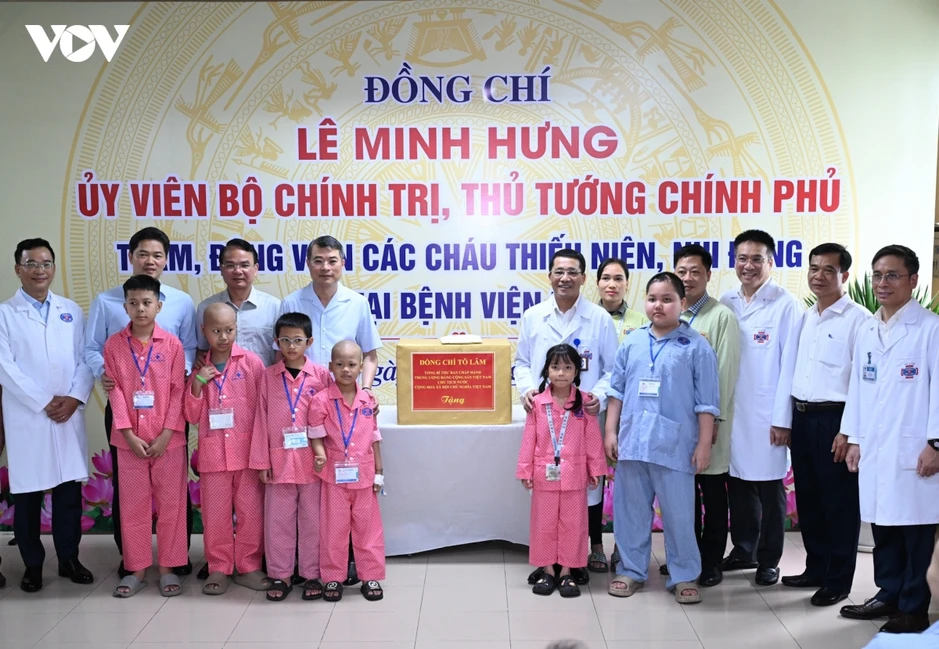 Thủ tướng Lê Minh Hưng thăm, tặng quà Trung thu cho bệnh nhi tại Bệnh viện K