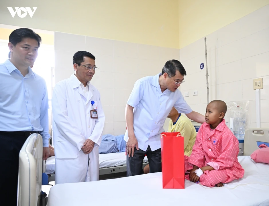 Thủ tướng Lê Minh Hưng thăm, tặng quà Trung thu cho bệnh nhi tại Bệnh viện K