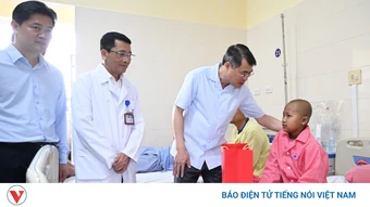 Thủ tướng Lê Minh Hưng thăm, tặng quà Trung thu cho bệnh nhi tại Bệnh viện K