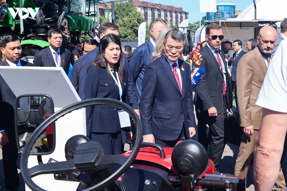 Thủ tướng Lê Minh Hưng thăm triển lãm tiềm lực công nghệ cao của Tatarstan Thủ tướng Lê Minh Hưng thăm triển lãm tiềm lực công nghệ cao của Tatarstan